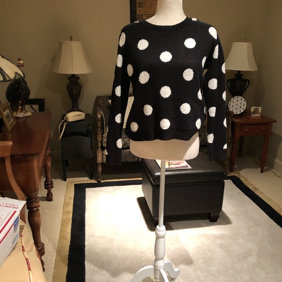 BCBG long sleeve sweater. Runs large n size - Picture 2 of 4